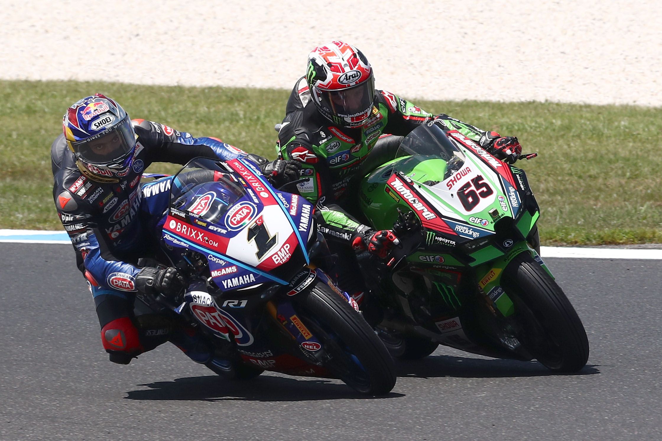 Toprak Razgatlioglu se mete por el interior a Jonathan Rea, WSBK Australia 2022