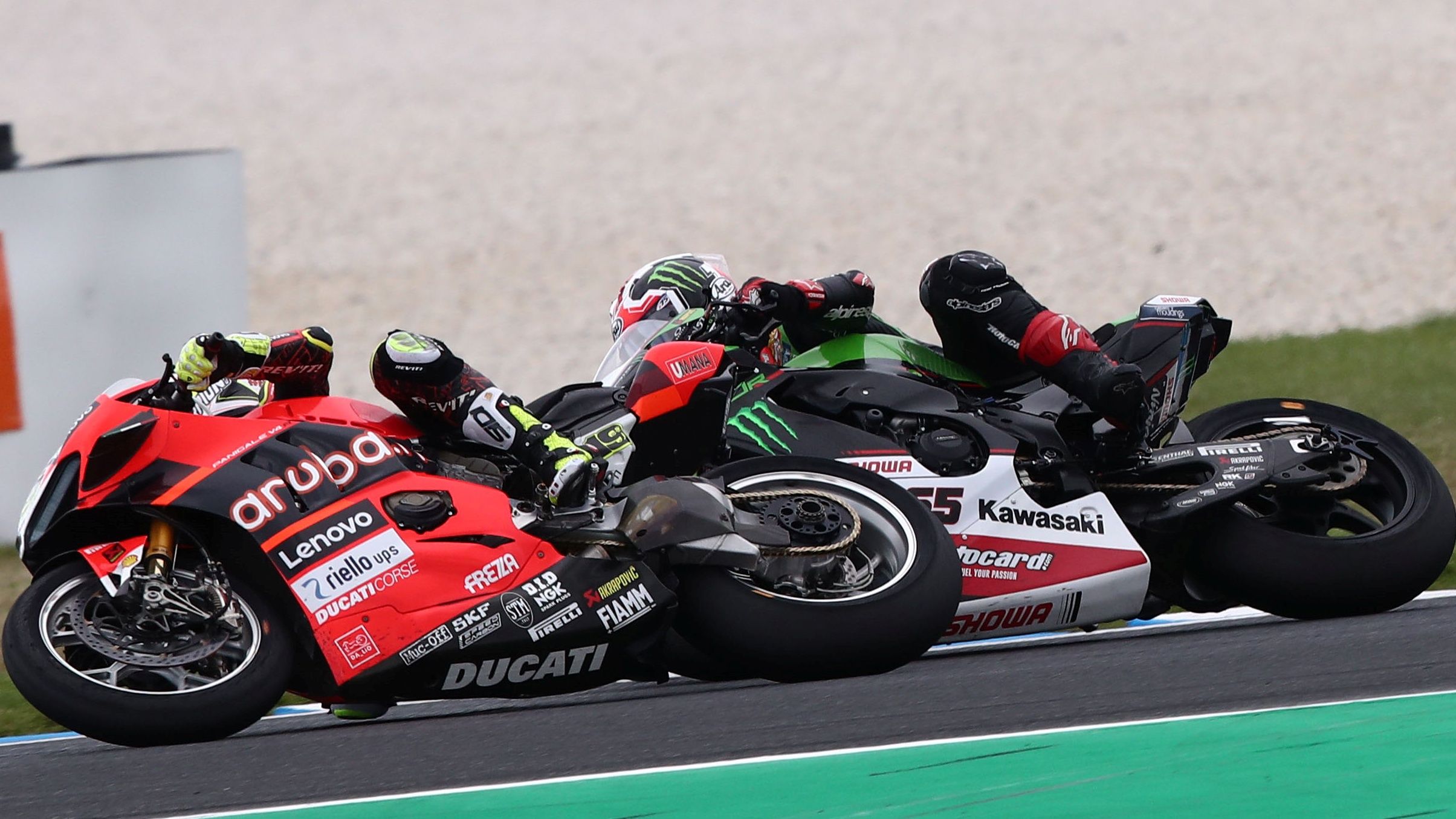 Álvaro Bautista con Jonathan Rea por el interior