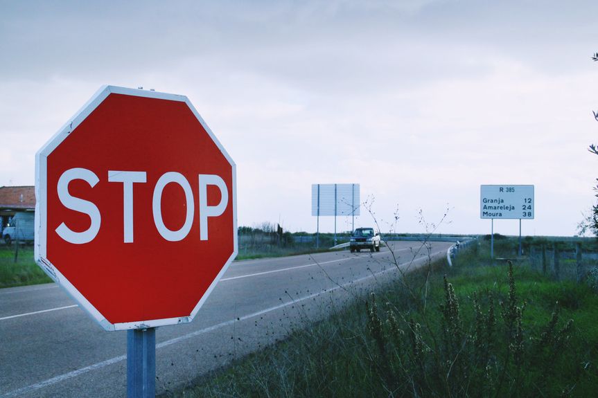 Señal de tráfico STOP en una carretera