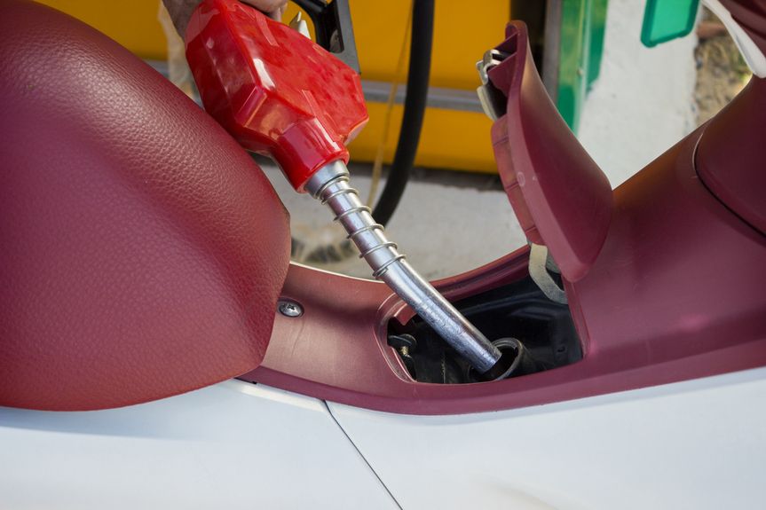 Una moto repostando gasolina barata