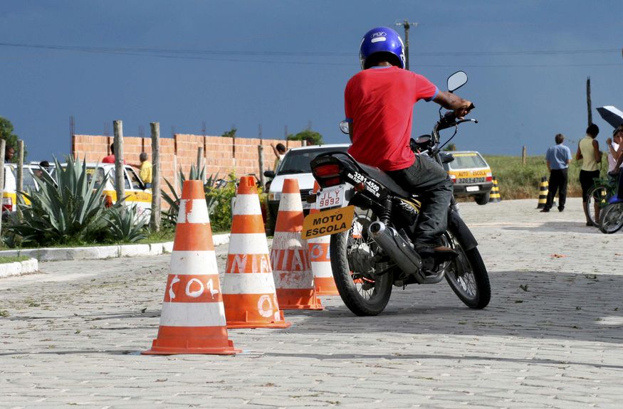 Un hombre haciendo la prueba de conducción del carnet de conducir de moto