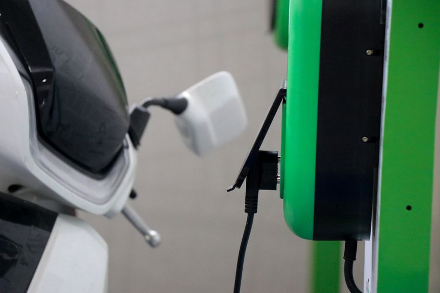 Un punto de carga para motos eléctricas cargando una de ellas