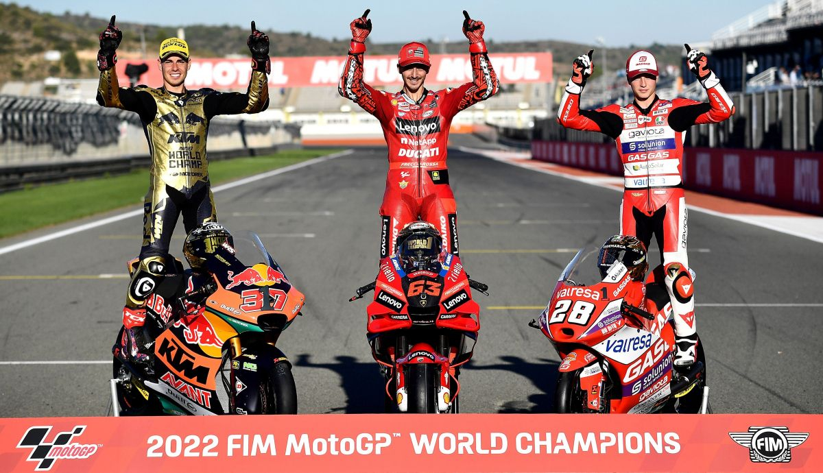 Pecco Bagnaia, Augusto Fernández e Izan Guevara, los campeones de 2022 Pecco Bagnaia, Augusto Fernández e Izan Guevara, los campeones de 2022