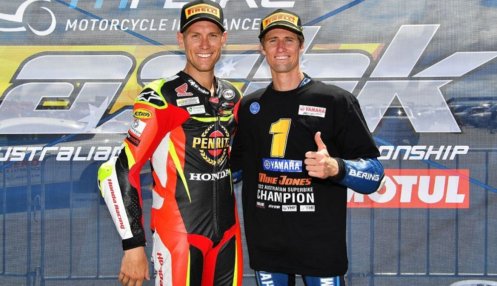 Troy Herfoss festeja la victoria y Mike Jones el título