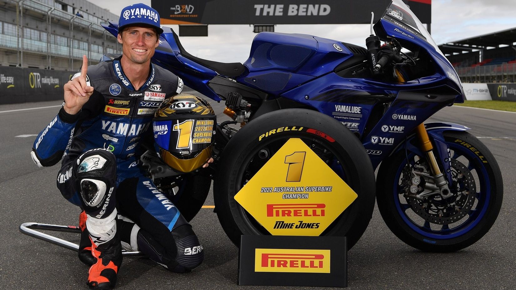 Mike Jones festeja su título del ASBK 2022