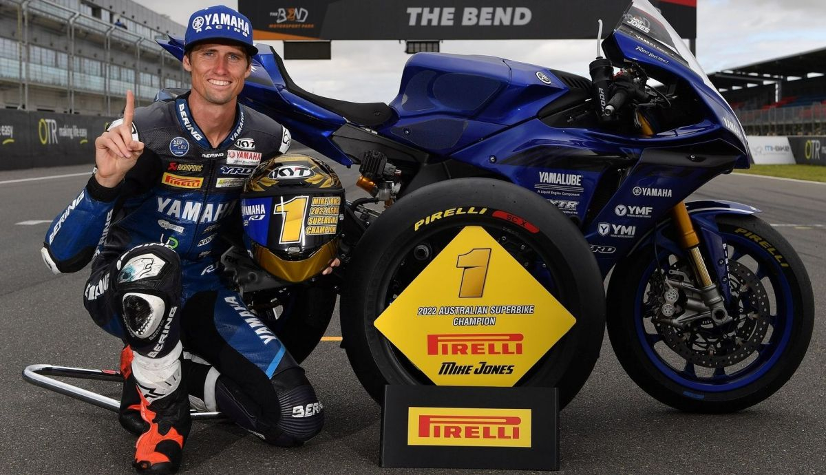 Mike Jones festeja su título del ASBK 2022 Mike Jones festeja su título del ASBK 2022