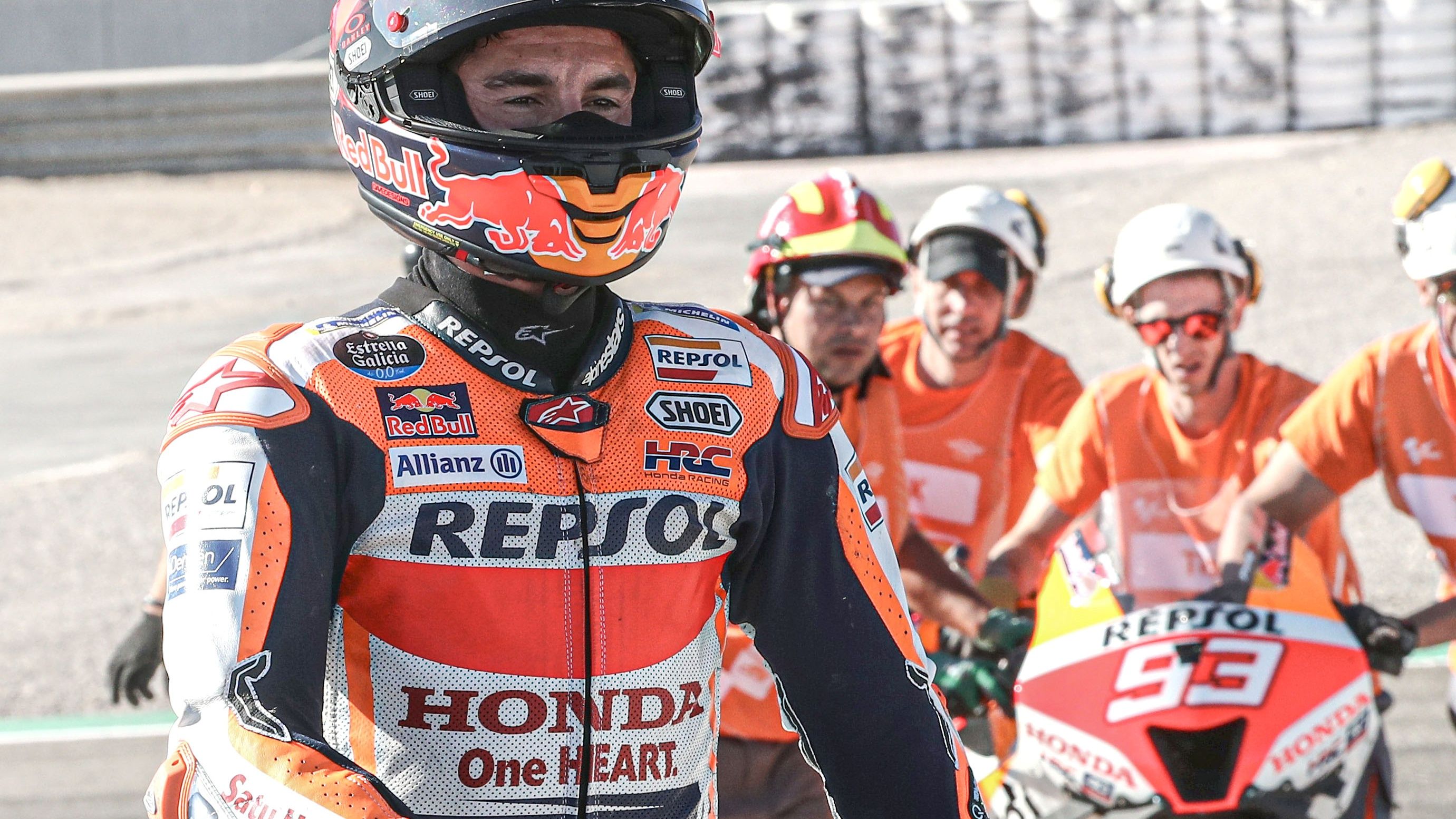 Marc Márquez tras caerse en Valencia mientras retiran su Honda