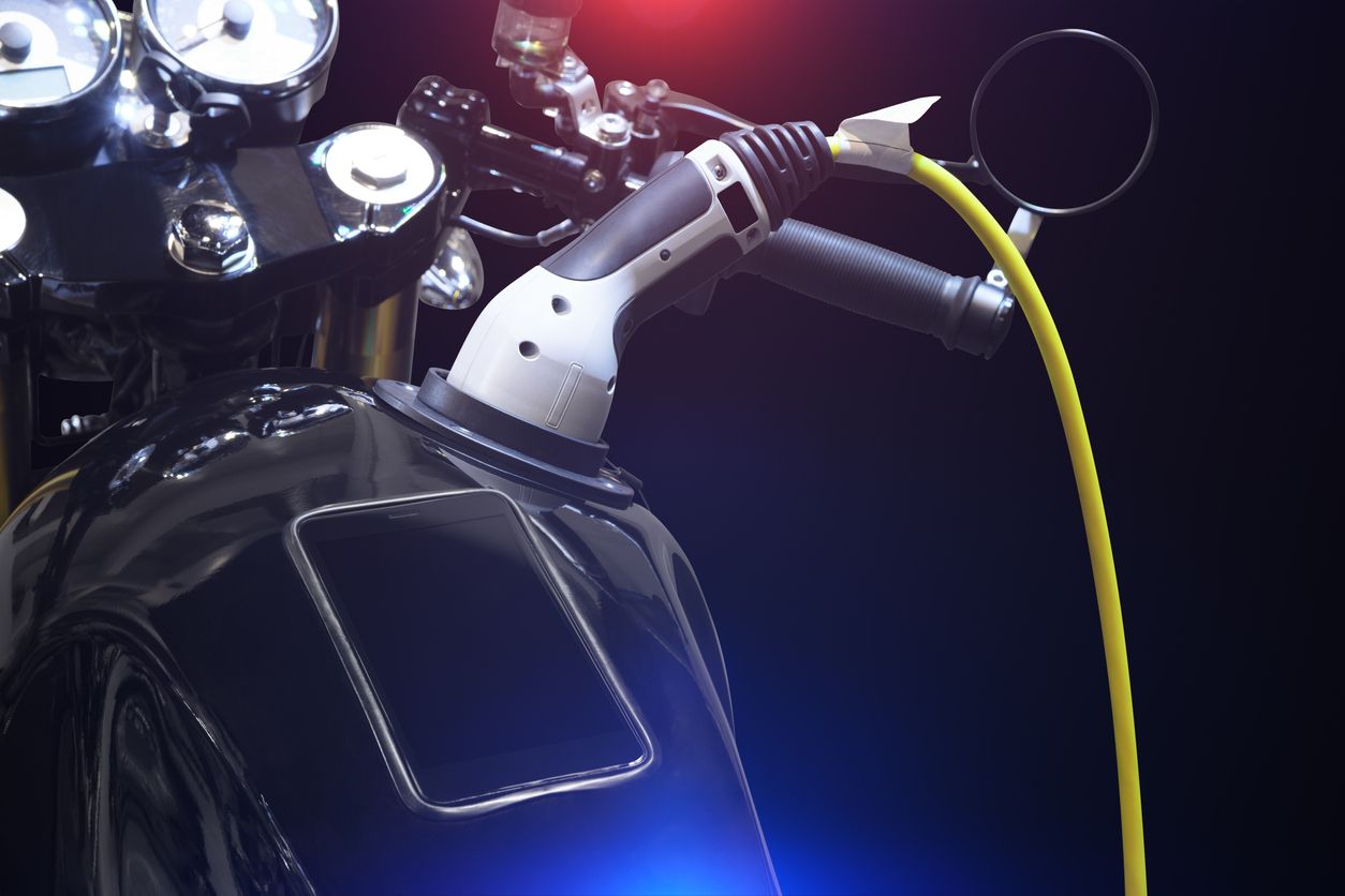 Moto eléctrica de 125 cargando
