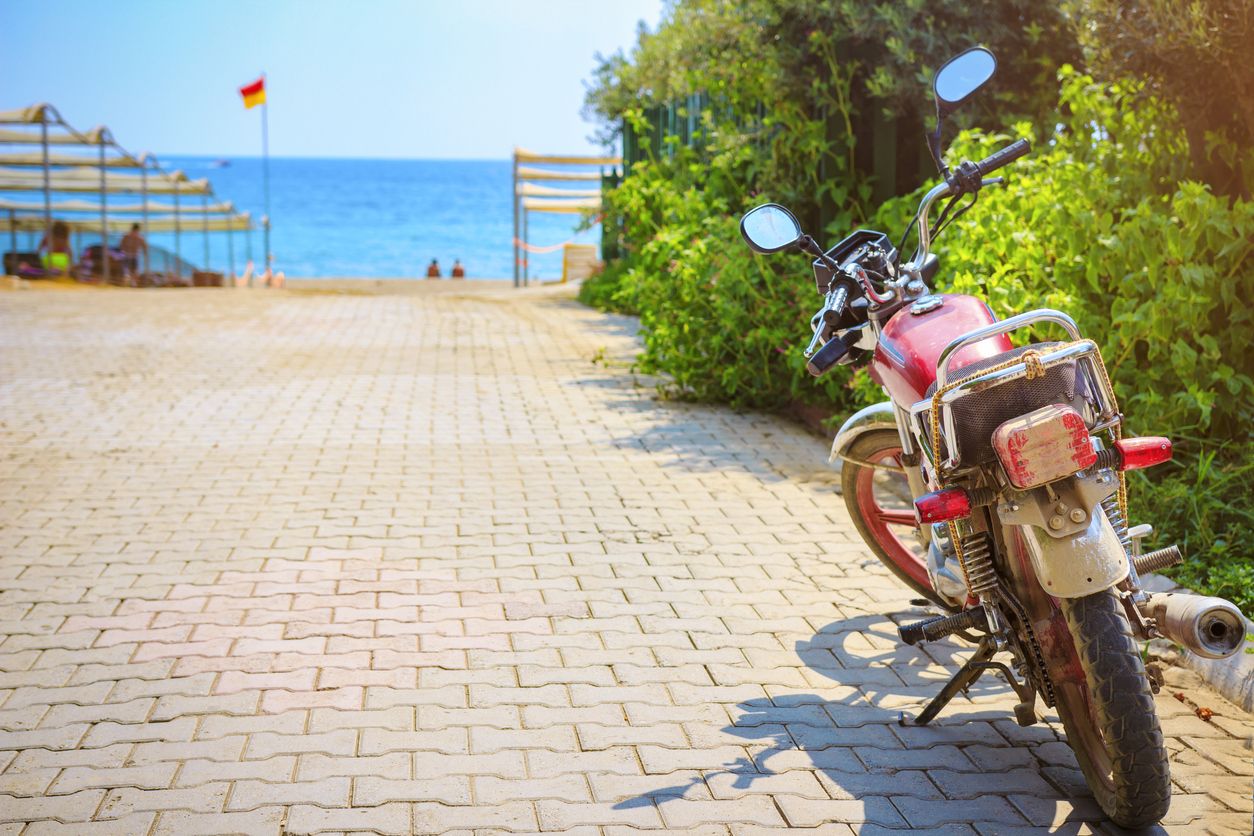 Un ciclomotor que pertenece a un alquiler de moto en Ibiza