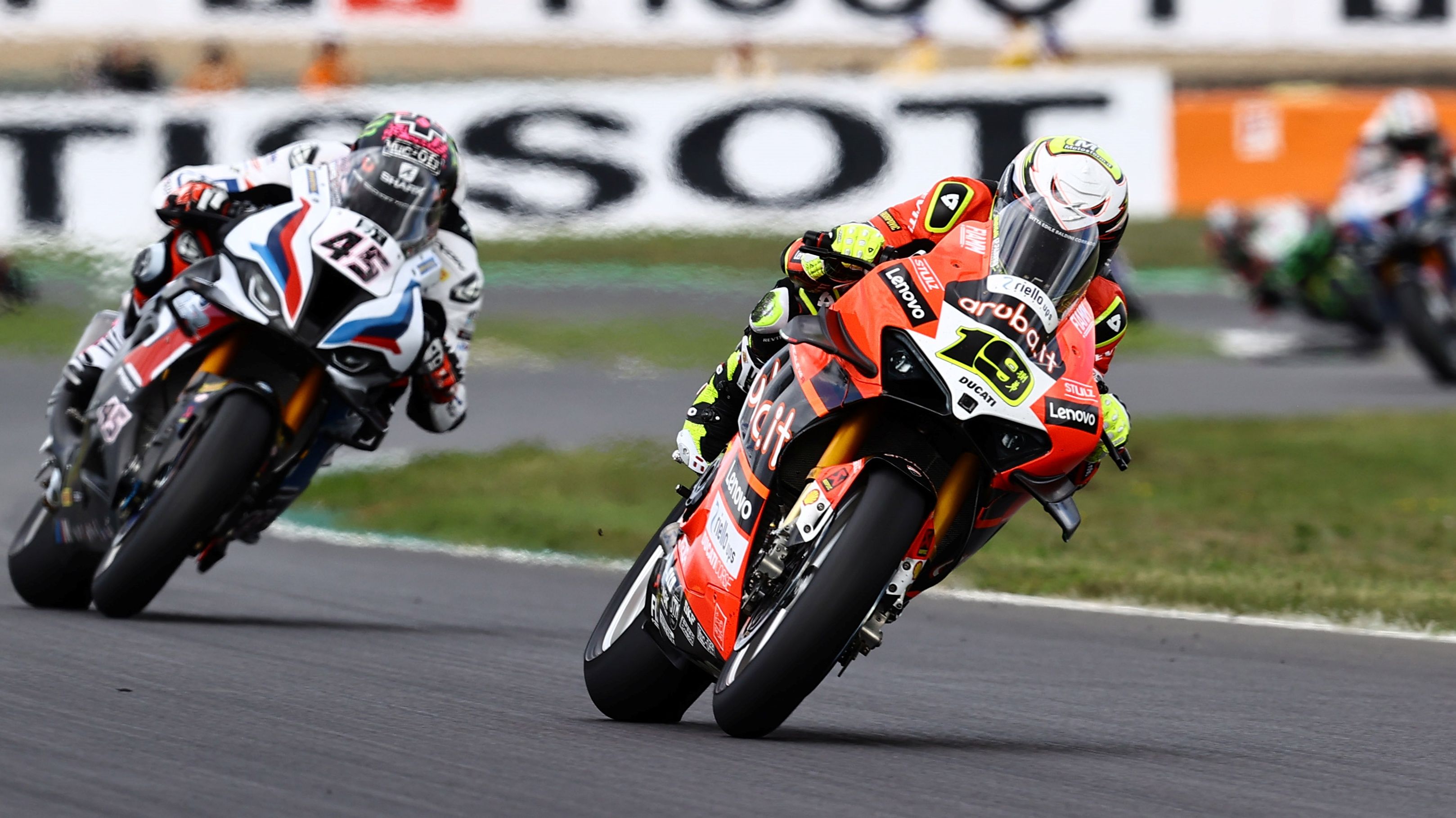 Álvaro Bautista con la Ducati seguido por Scott Redding