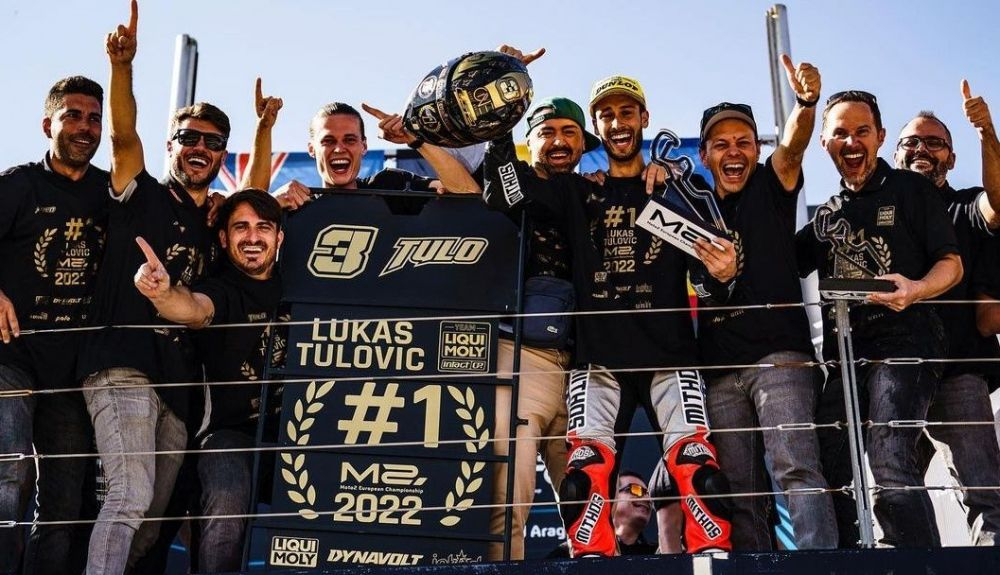 Lukas Tulovic y el IntactGP festejan su título en el Europeo de Moto2 2022 Lukas Tulovic y el IntactGP festejan su título en el Europeo de Moto2 2022