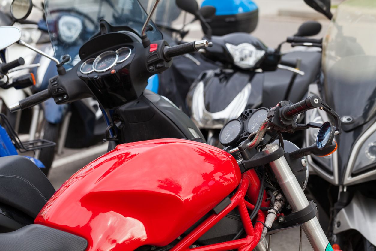 Aparcamiento de un concesionario de un renting de motos