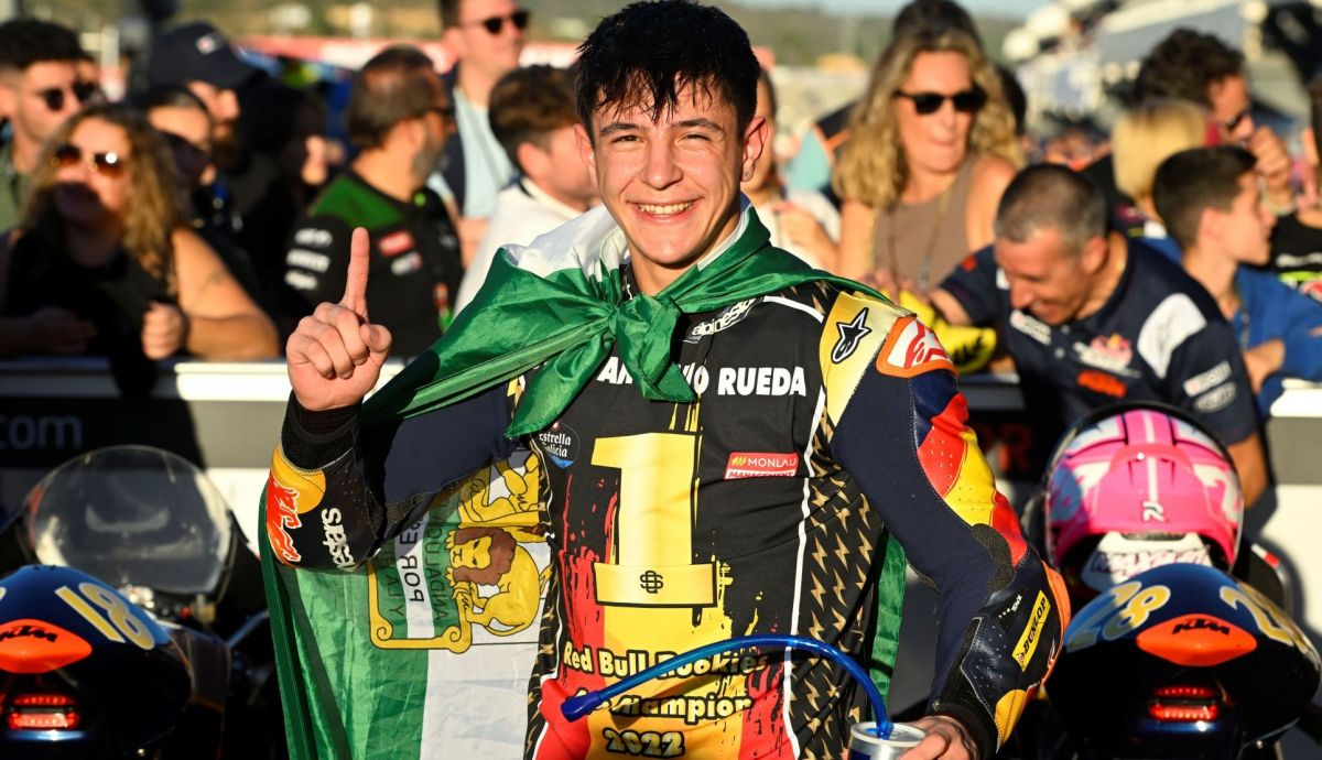 José Antonio Rueda firmó el doblete de títulos en 2022 conquistando la MotoGP Rookies Cup José Antonio Rueda firmó el doblete de títulos en 2022 conquistando la MotoGP Rookies Cup