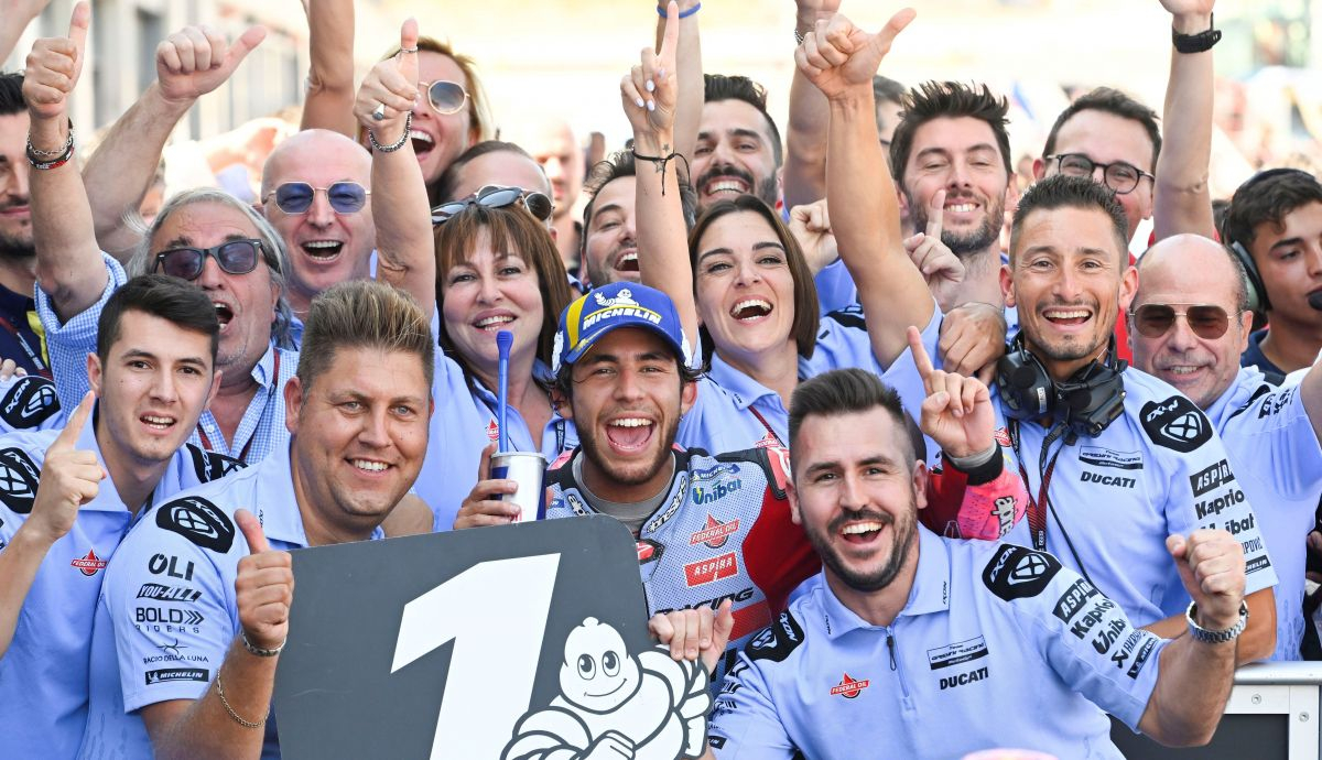 Enea Bastianini y el Gresini Racing festejan el triunfo en Motorland, el cuarto de 2022 Enea Bastianini y el Gresini Racing festejan el triunfo en Motorland, el cuarto de 2022