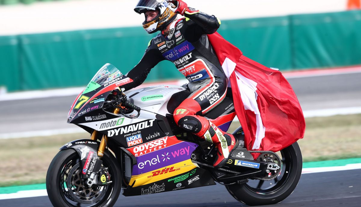 Dominique Aegerter festeja el título de MotoE 2022 con la bandera suiza Dominique Aegerter festeja el título de MotoE 2022 con la bandera suiza