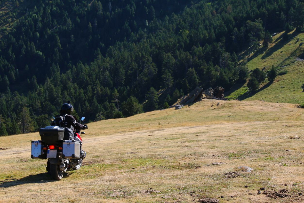 Una motocicleta con maleta trasera y maletas laterales para moto
