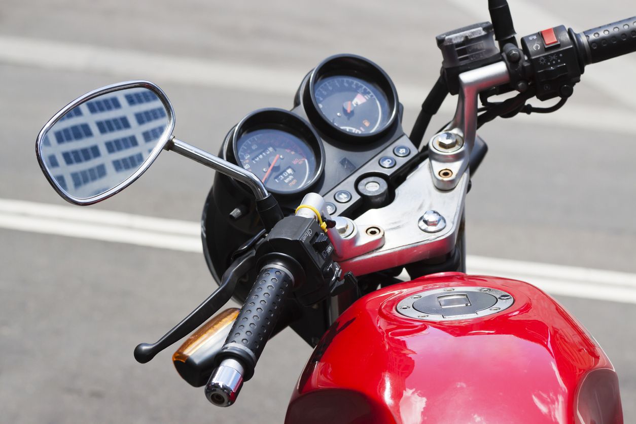 Cómo y por qué cambiar los puños de la moto