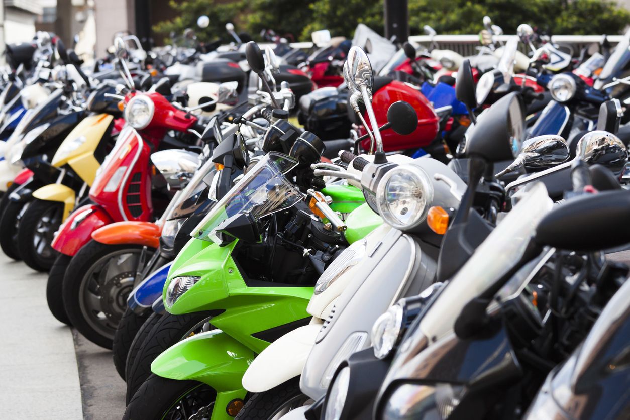 Muchos tipos de motocicletas aparcadas
