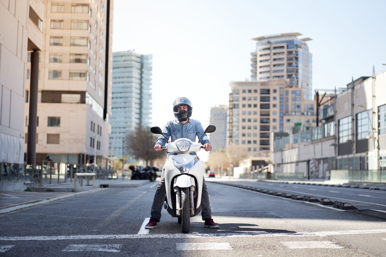 Un scooter, un modelo de moto urbana