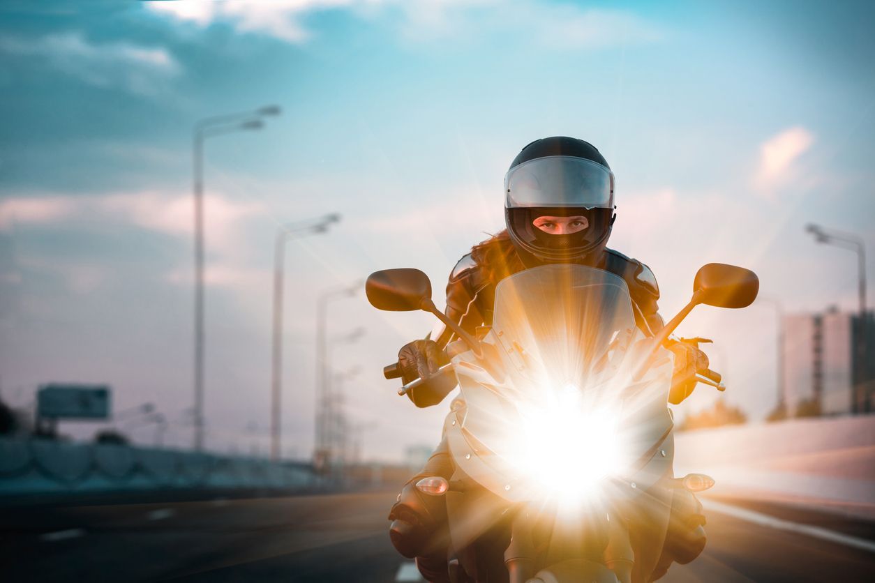 Algunas luces de moto deben llevarse durante el día