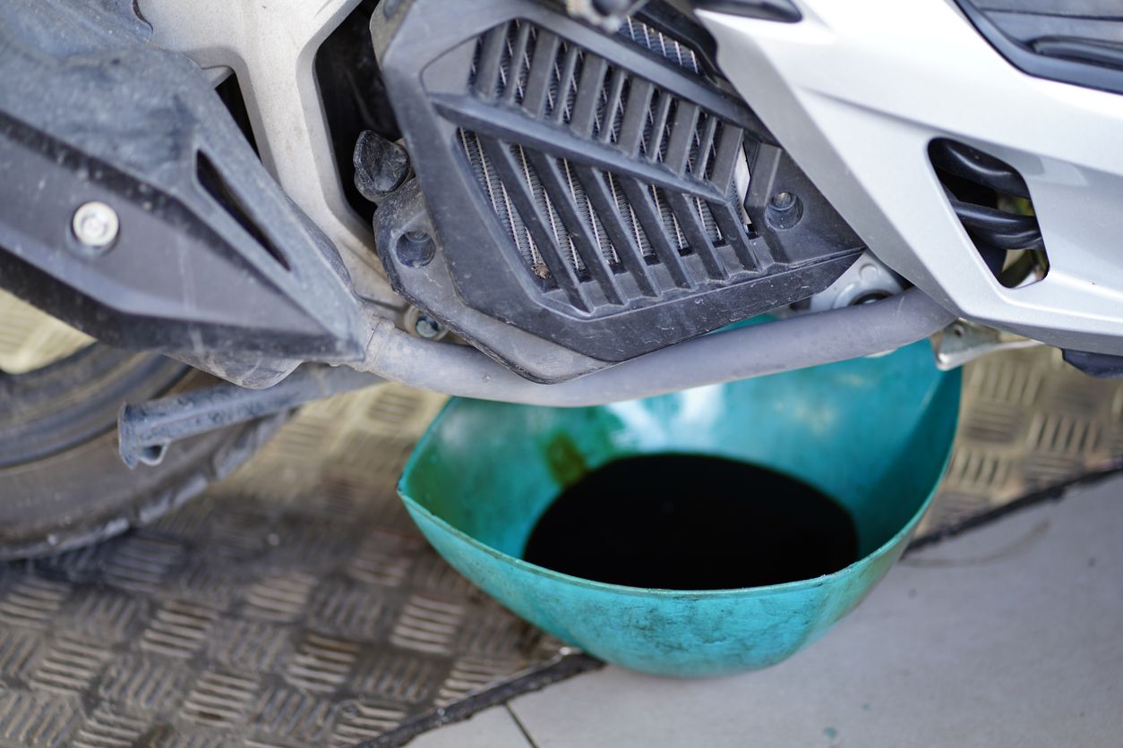 Una moto que pierde aceite