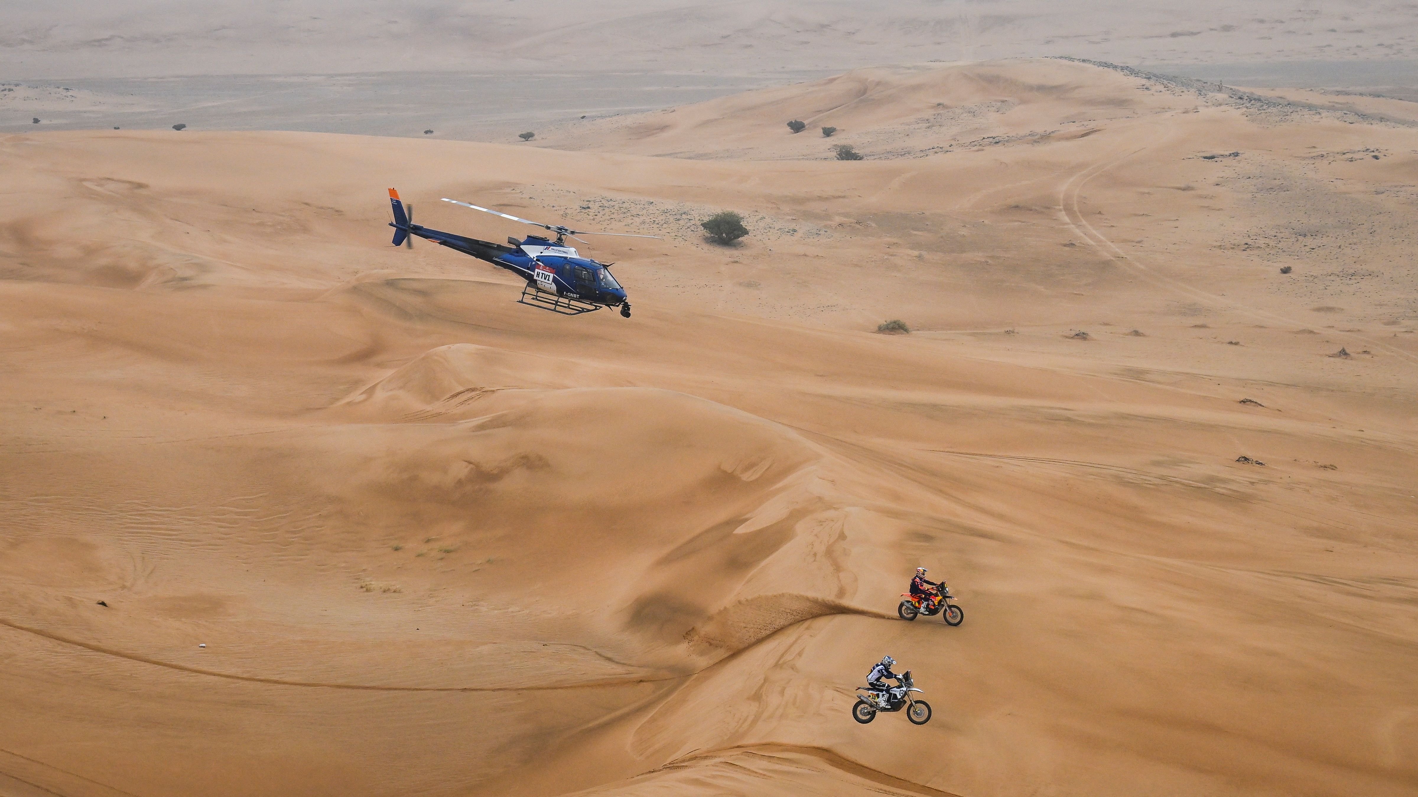 Los pilotos atraviesan las dunas en el Dakar 2023