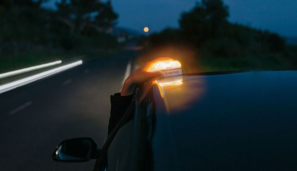 Luz V16 conectada con la DGT para sustituir a los triángulos Luz V16 conectada con la DGT para sustituir a los triángulos