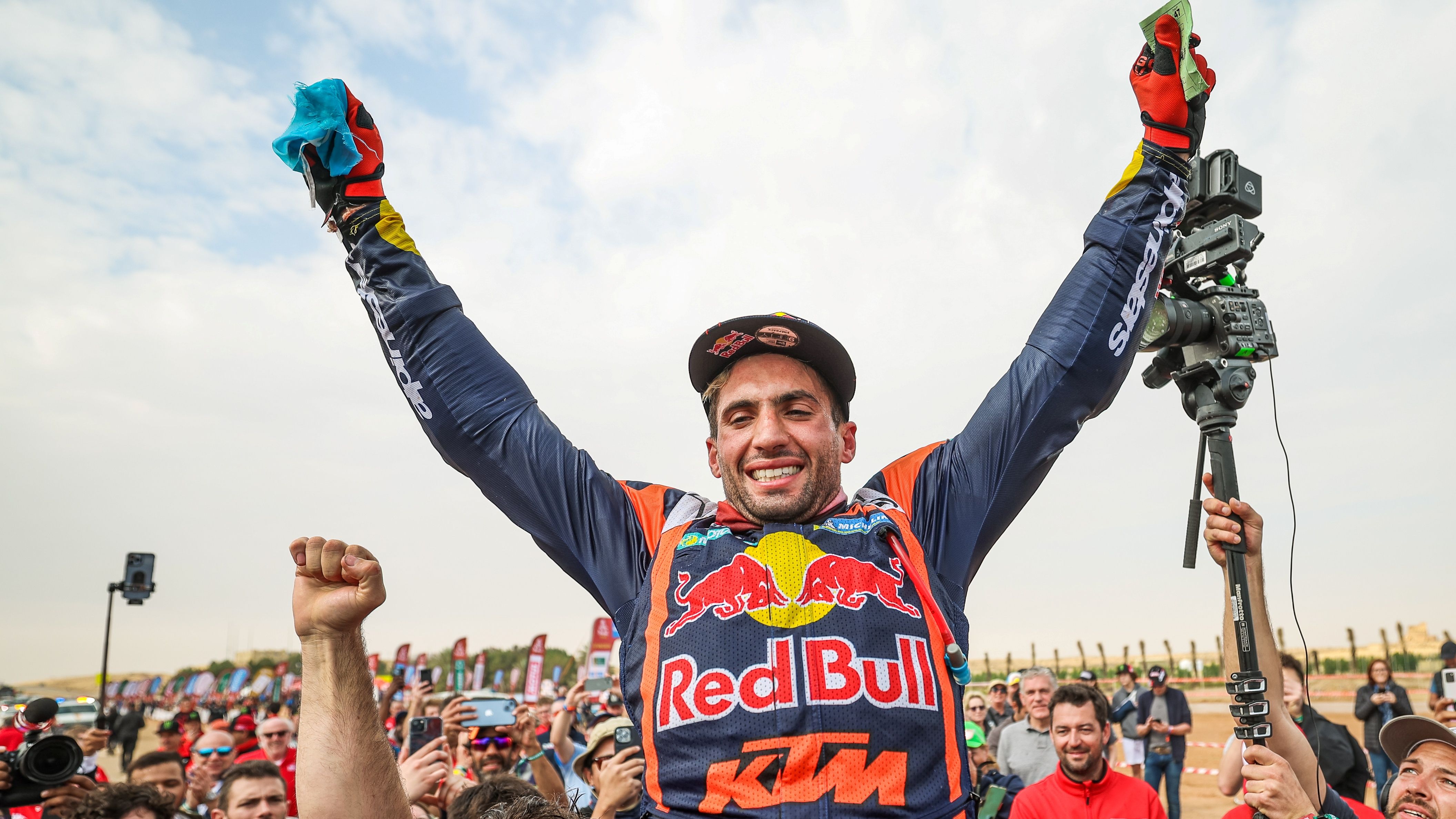 Kevin Benavides festeja su triunfo en el Dakar 2023