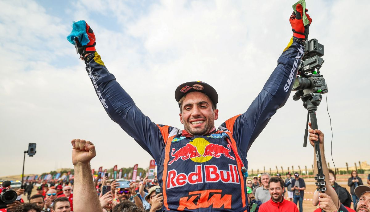 Kevin Benavides festeja su triunfo en el Dakar 2023 Kevin Benavides festeja su triunfo en el Dakar 2023