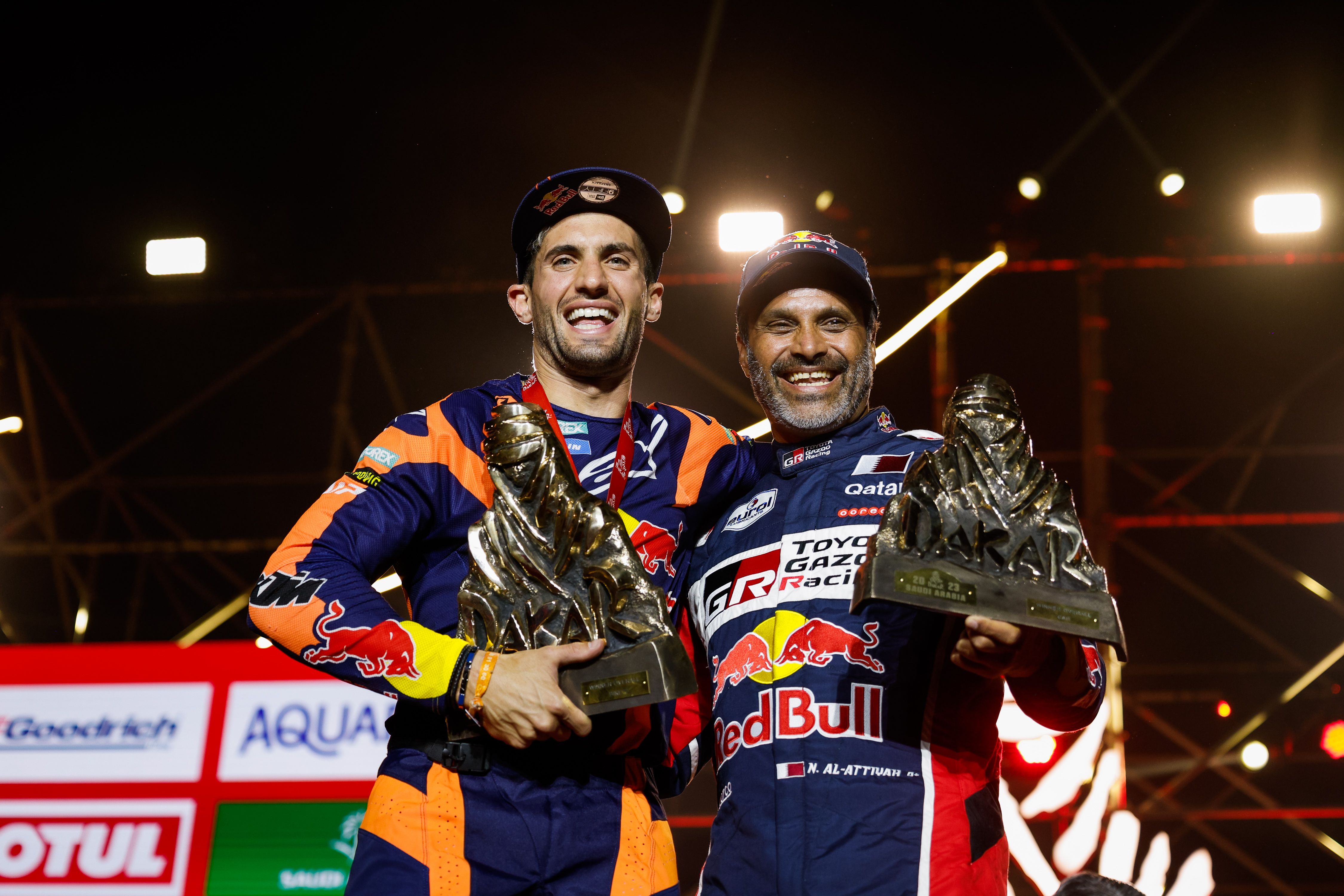 Kevin Benavides y Nasser Al Attiyah en el podio final del Dakar 2023