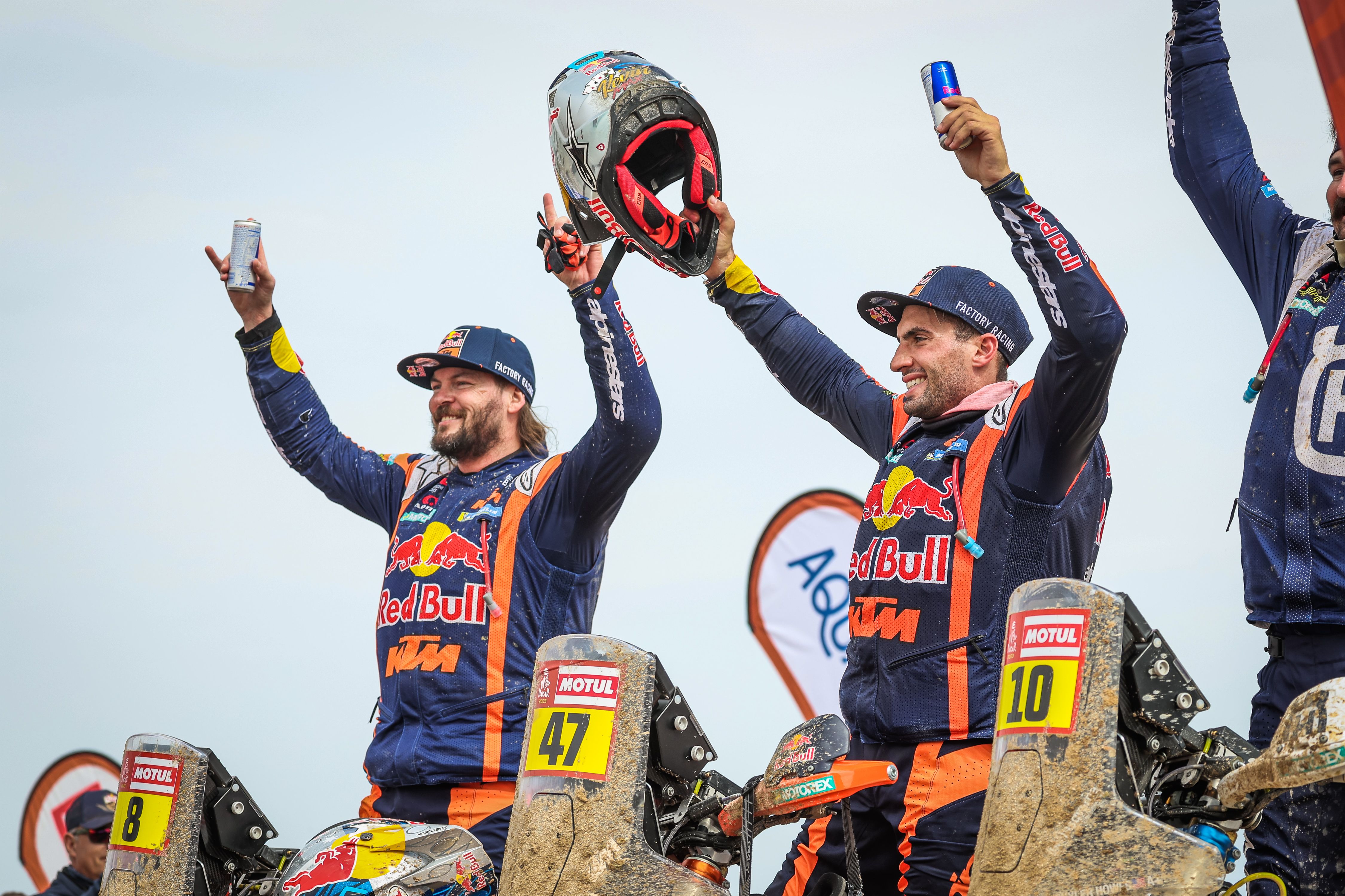 Kevin Benavides y Toby Price en la etapa 14 del Dakar 2023