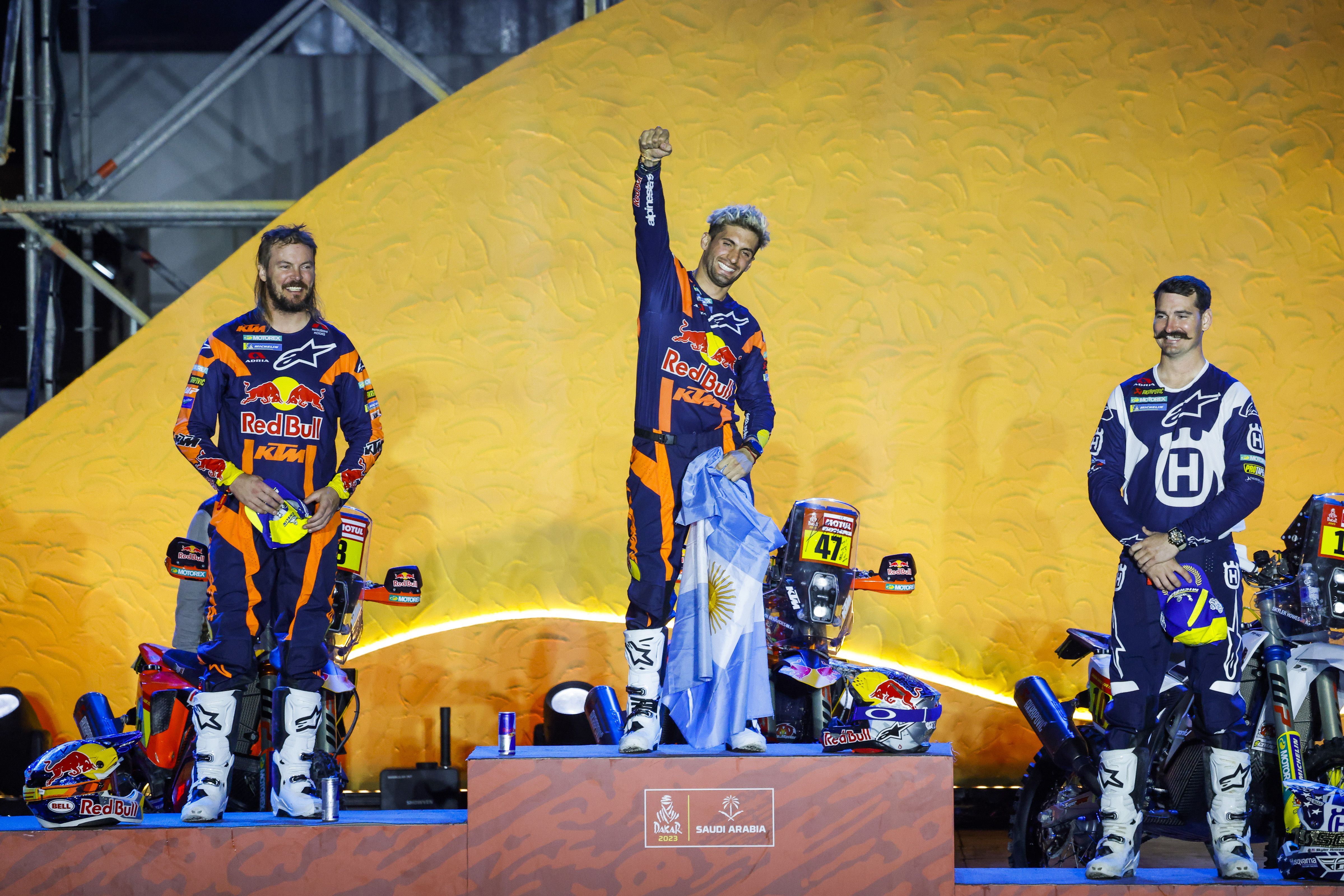Kevin Benavides, Toby Price y Skyler Howes en el podio final del Dakar 2023