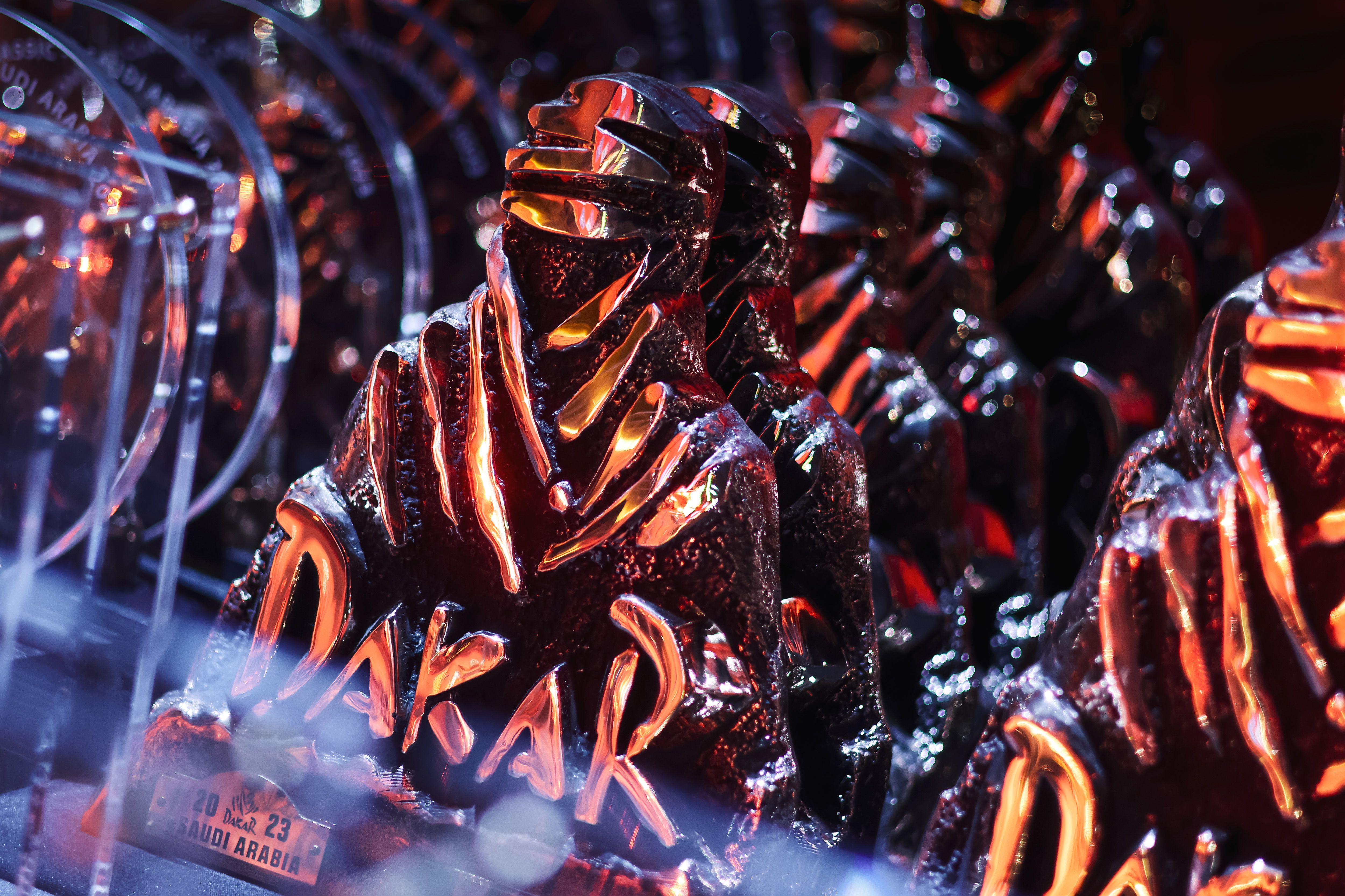 Los trofeos para los ganadores en el podio final del Dakar 2023