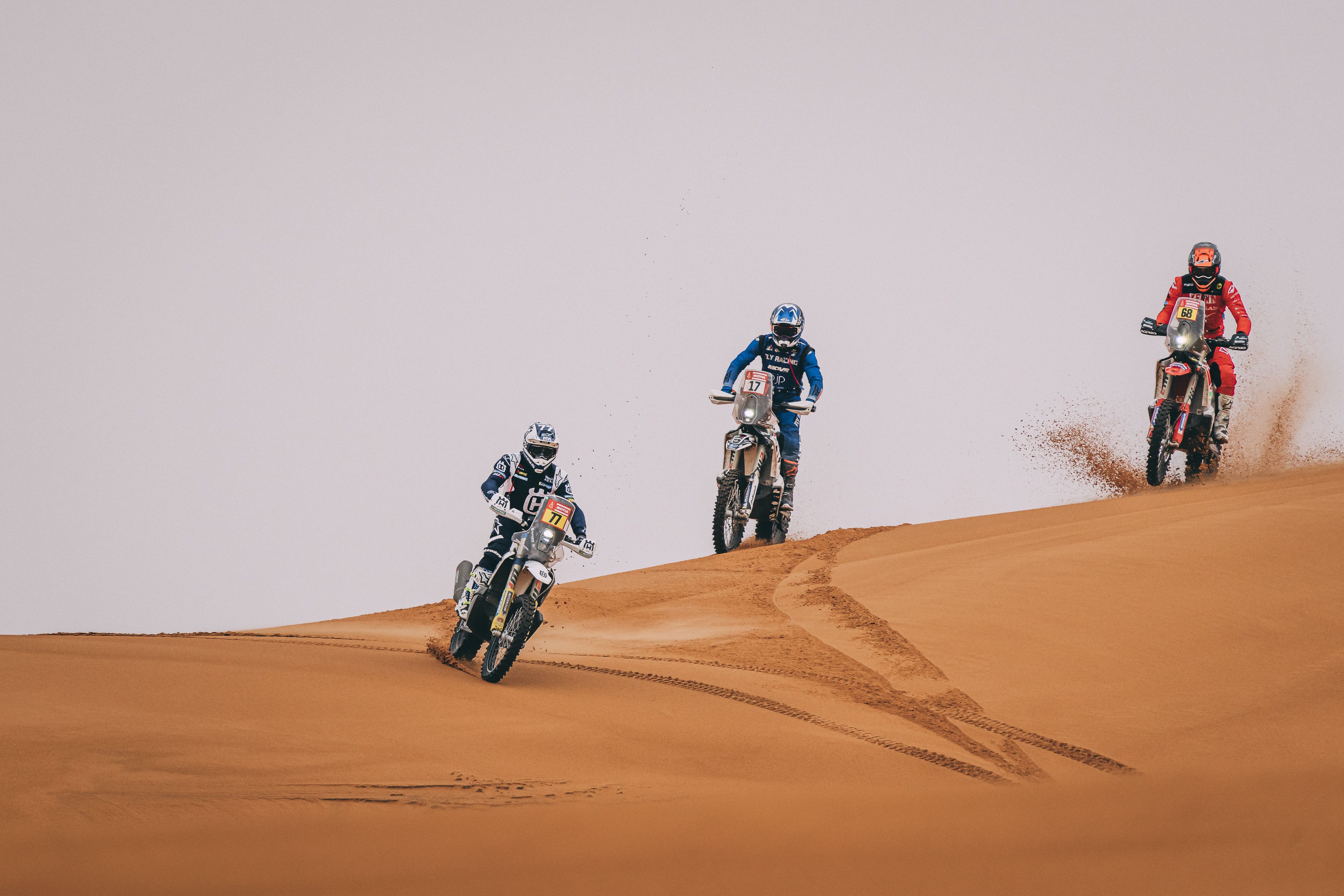 Luciano Benavides, Romain Dumontier y Tosha Schareina en la etapa 9 del Dakar 2023