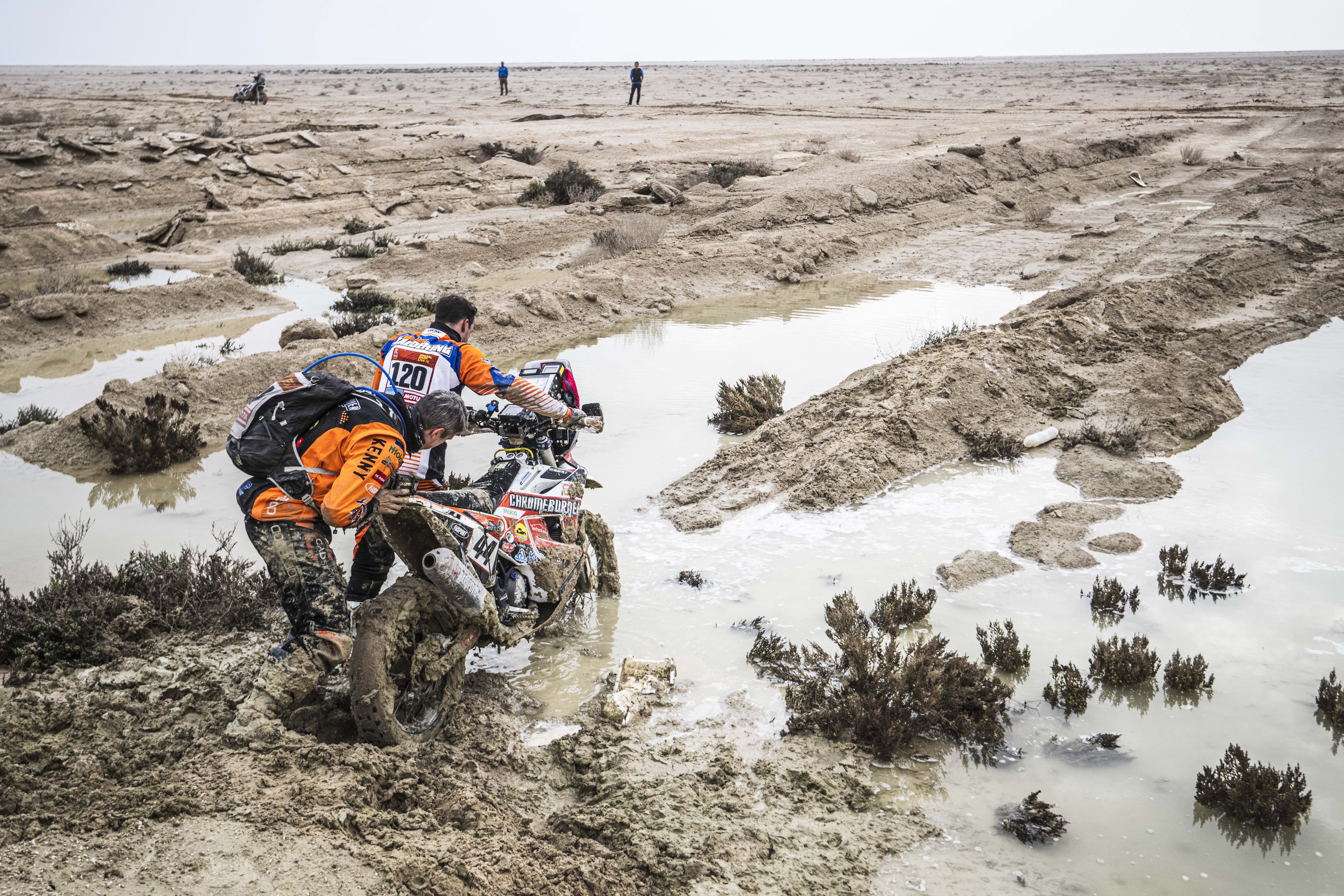Mirjam Pol y Wesley Aaldering en la etapa 14 del Dakar 2023