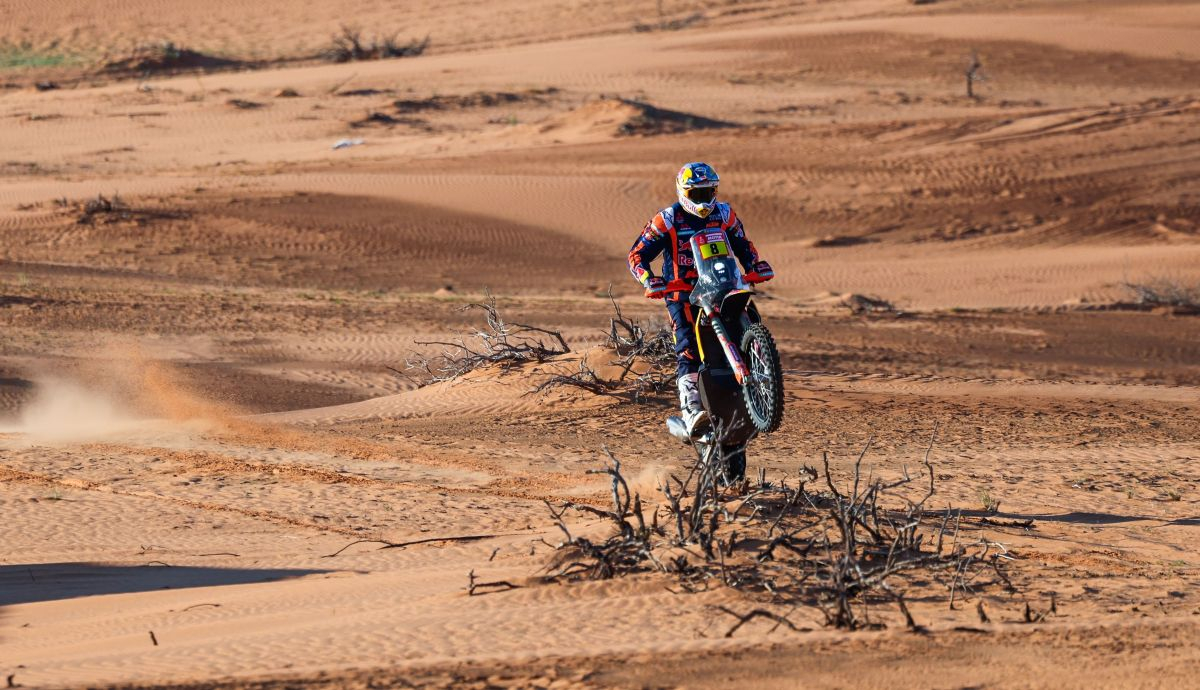 Toby Price haciendo un wheelie en el desierto en el Dakar 2023