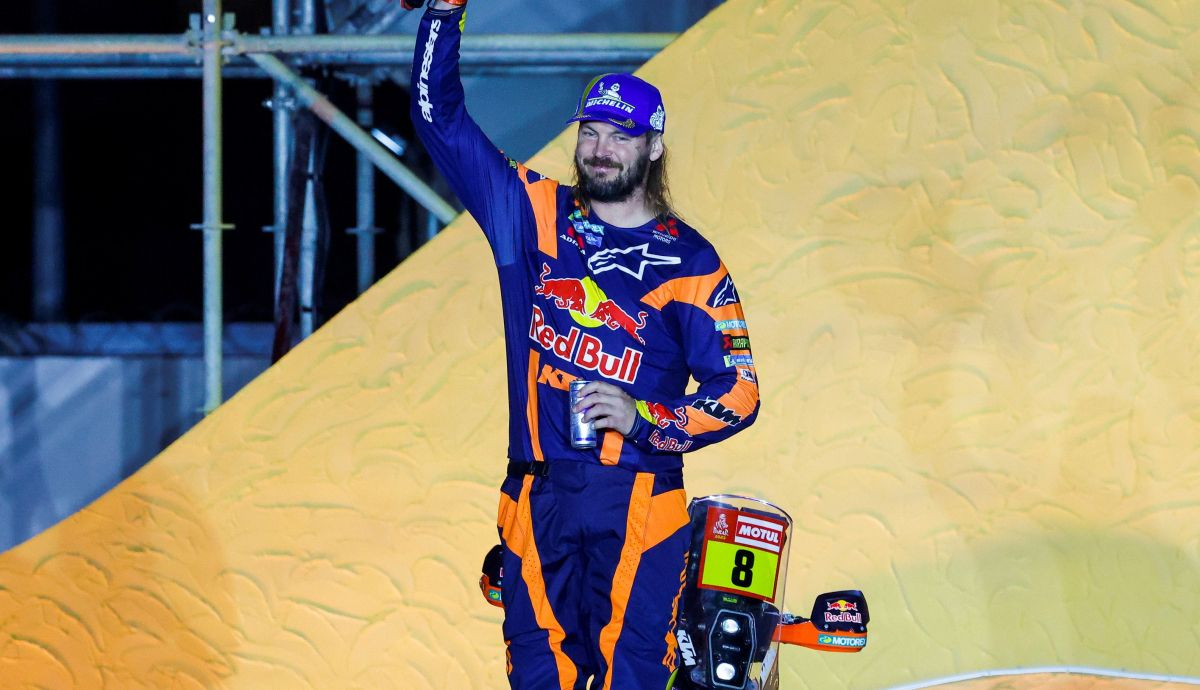 Toby Price en el podio final del Dakar 2023 como segundo clasificado