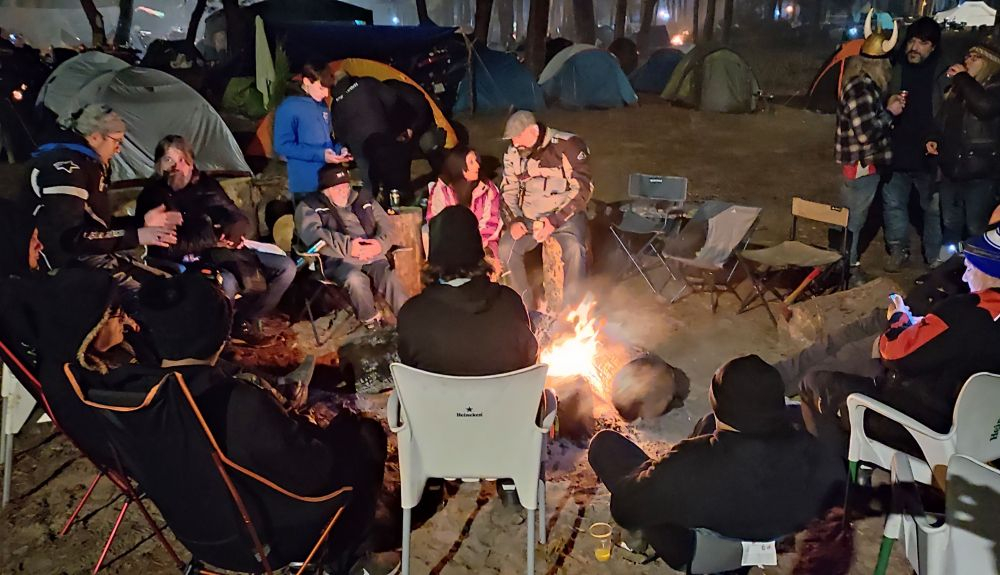 Que no falte un buen fuego de campamento. Que no falte un buen fuego de campamento.