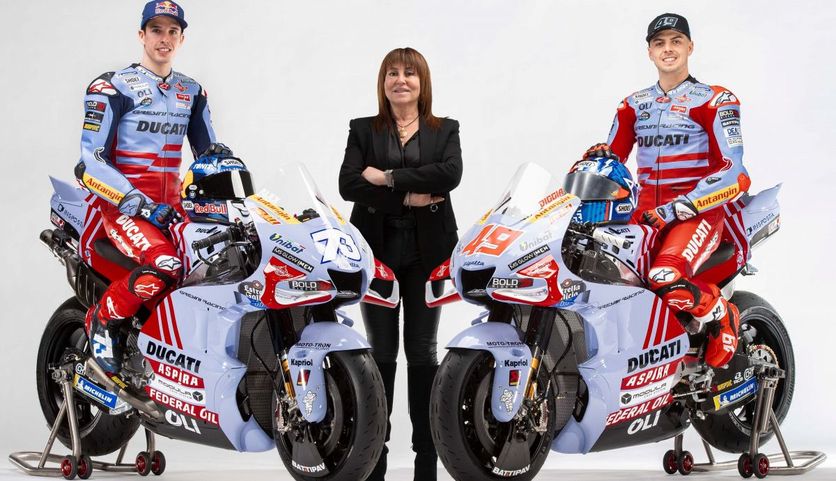 Nadia Padovani junto a sus pilotos para MotoGP 2023 en el Gresini, Álex Márquez y Fabio Di Giannantonio