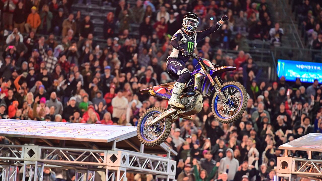 Dos eli tomac ama supercross (1)