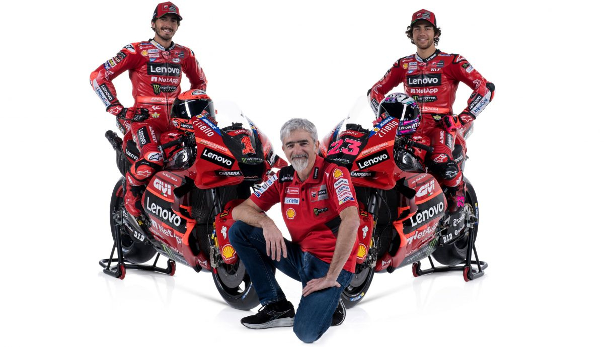 Pecco Bagnaia y Enea Bastianini junto a Gigi Dall'Igna sobre sus Ducati Desmosedici GP23 del Lenovo para MotoGP 2023 Pecco Bagnaia y Enea Bastianini junto a Gigi Dall'Igna sobre sus Ducati Desmosedici GP23 del Lenovo para MotoGP 2023