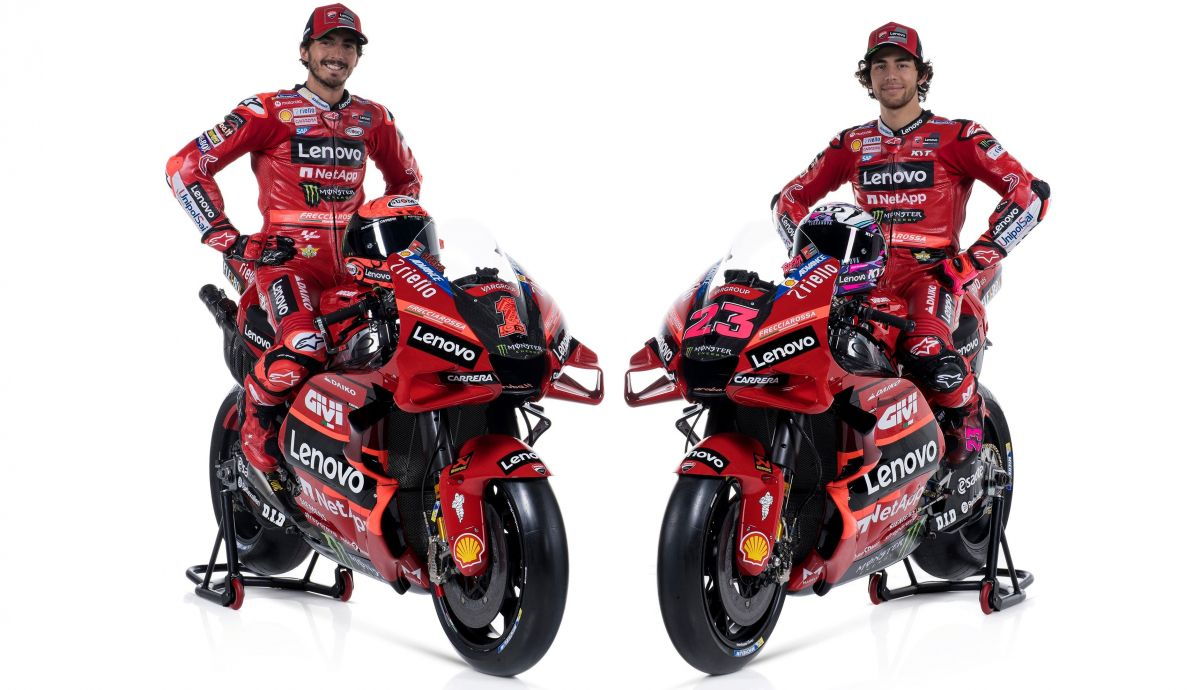 Pecco Bagnaia y Enea Bastianini sobre sus Ducati Desmosedici GP23 del Lenovo para MotoGP 2023 Pecco Bagnaia y Enea Bastianini sobre sus Ducati Desmosedici GP23 del Lenovo para MotoGP 2023