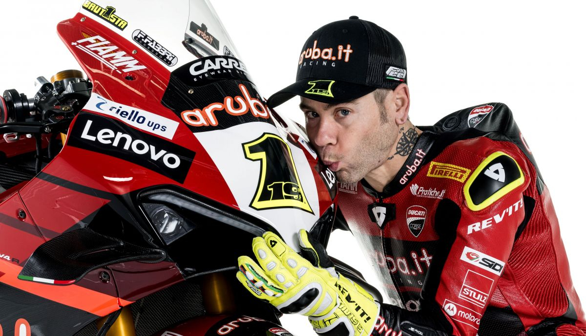 Álvaro Bautista besando su Ducati Panigale V4R del Aruba.it para WSBK 2023 Álvaro Bautista besando su Ducati Panigale V4R del Aruba.it para WSBK 2023