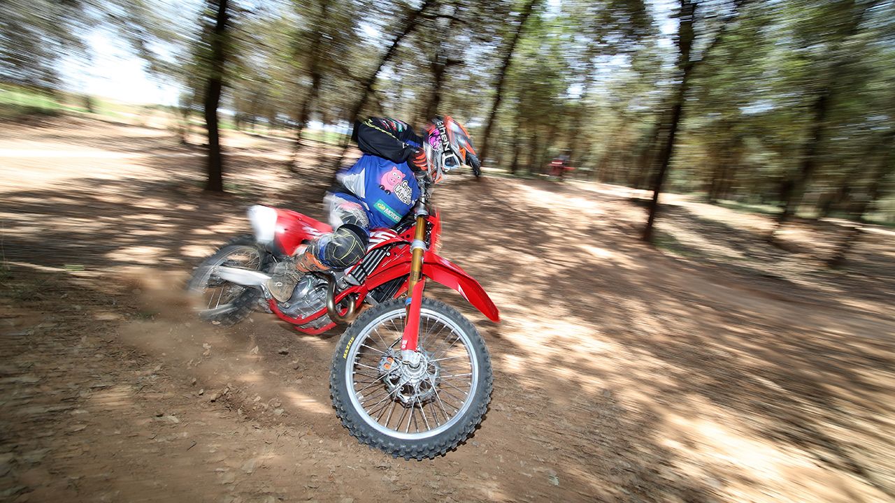 Comparativa suspensiones moto de enduro.