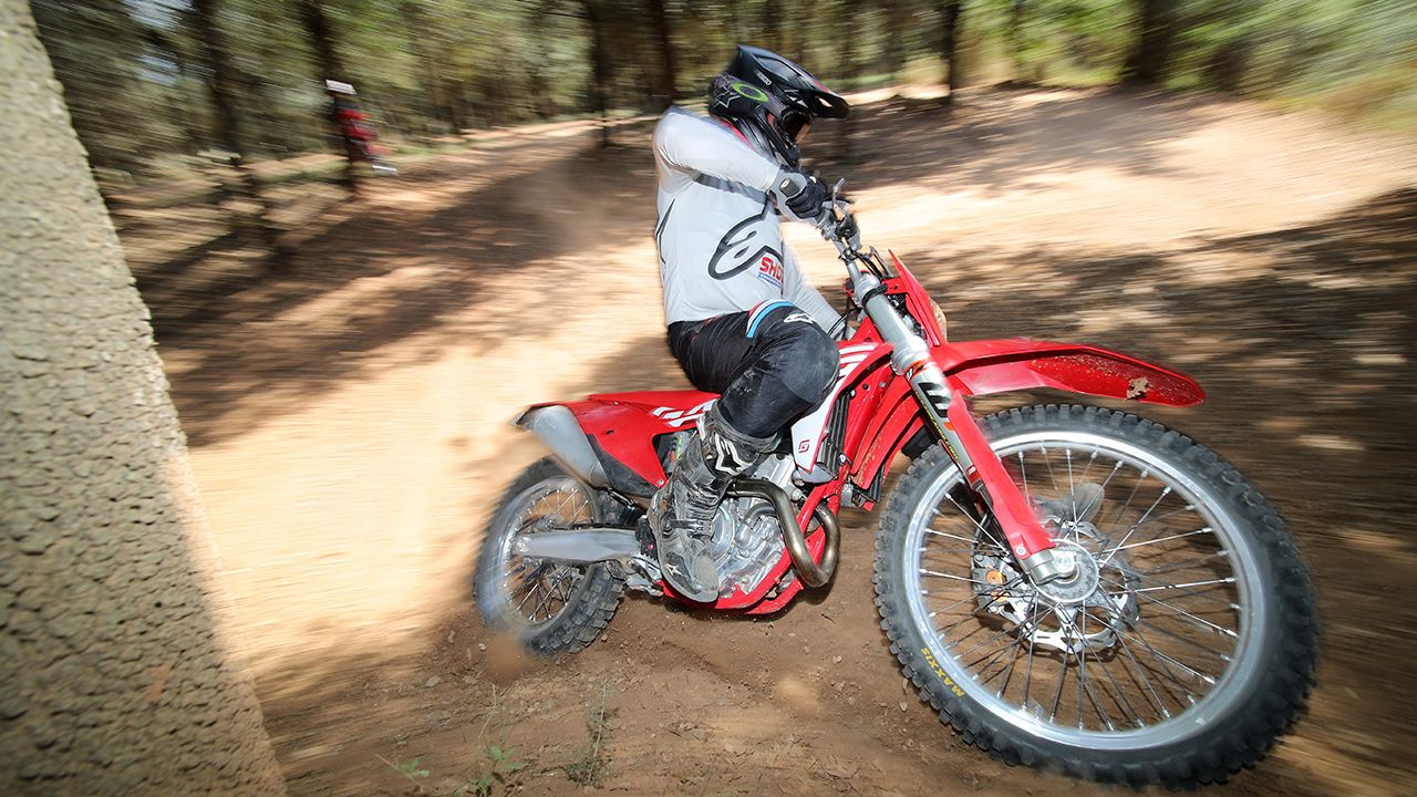 Comparativa suspensiones moto de enduro.