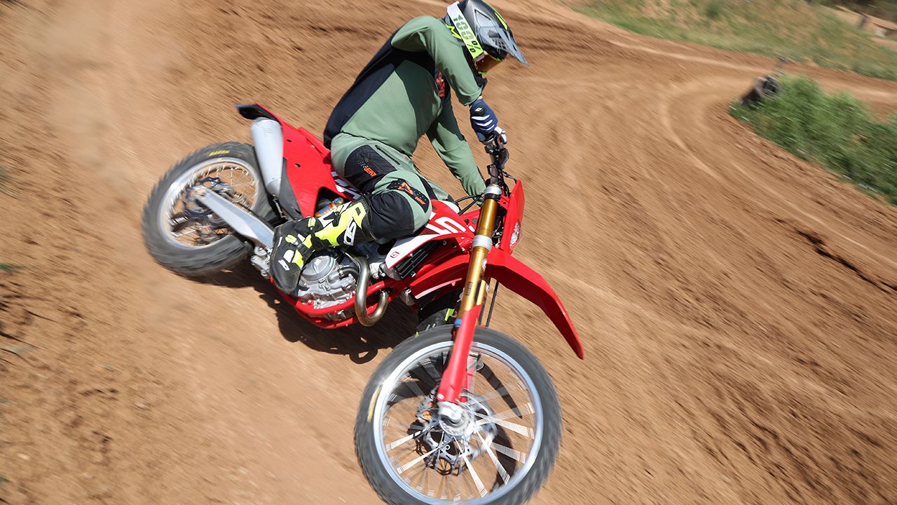 Comparativa suspensiones moto de enduro.