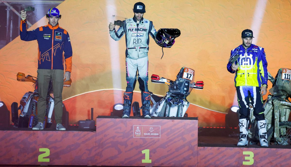 Romain Dumontier, Paolo Lucci y Michael Docherty en el podio final de Rally2 del Dakar 2023 Romain Dumontier, Paolo Lucci y Michael Docherty en el podio final de Rally2 del Dakar 2023