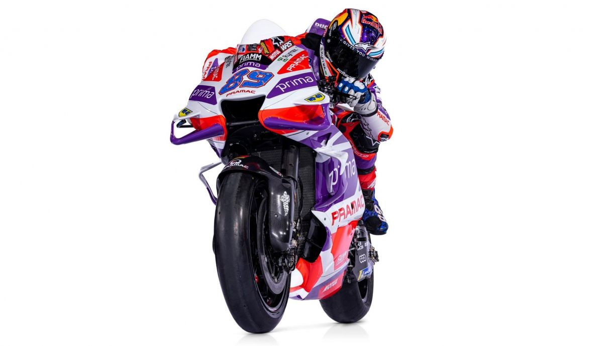Jorge Martín sobre la Ducati Desmosedici GP23 Pramac para MotoGP 2023