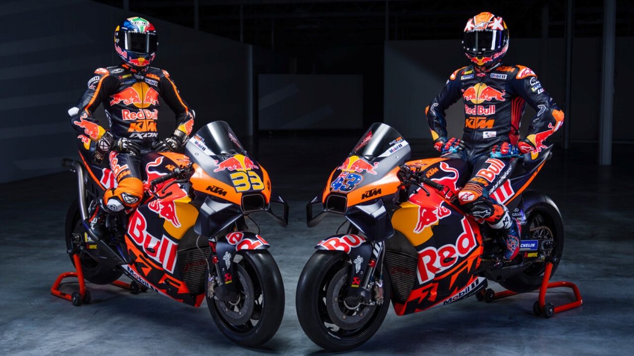 Brad Binder y Jack Miller sobre las KTM RC16 del Red Bull Factory para MotoGP 2023