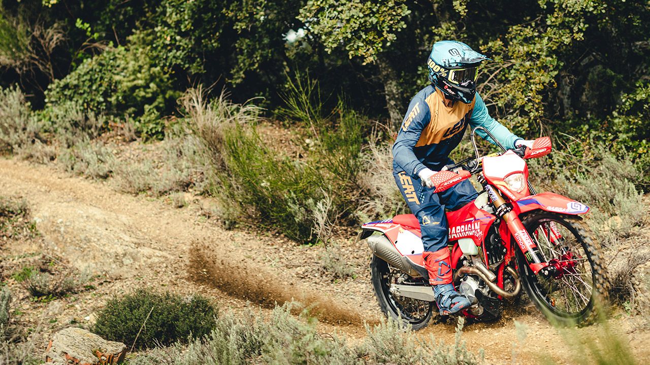 Test suspensiones de enduro "mezcla exótica": amortiguador Sölva y horquilla Kayaba